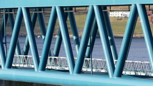 Trondheim – Kristiansund Bergsøysundbrua (deutsch „Bergsöysund-Brücke“) ist eine Schwimmbrücke bei Kristiansund. Das Bauwerk hat eine Gesamtstützweite von 845 m. Die Brücke ist für...