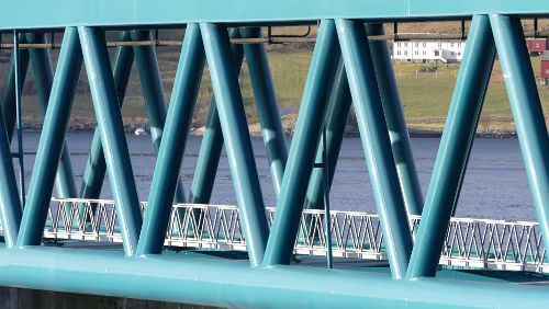Trondheim – Kristiansund Bergsøysundbrua (deutsch „Bergsöysund-Brücke“) ist eine Schwimmbrücke bei Kristiansund. Das Bauwerk hat eine Gesamtstützweite von 845 m. Die Brücke ist für...