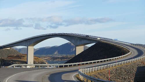 Trondheim – Kristiansund Die Storseisundetbrua, die mit 260 m längste Brücke des Atlanterhavsvegen
