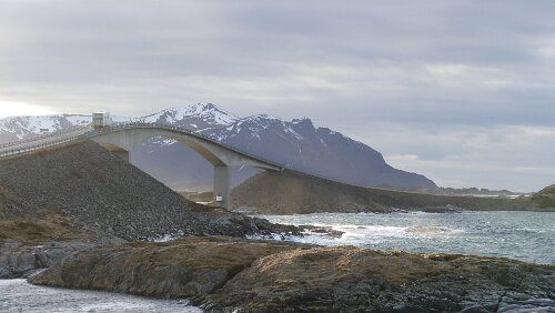 Trondheim – Kristiansund Die Storseisundetbrua, die mit 260 m längste Brücke des Atlanterhavsvegen