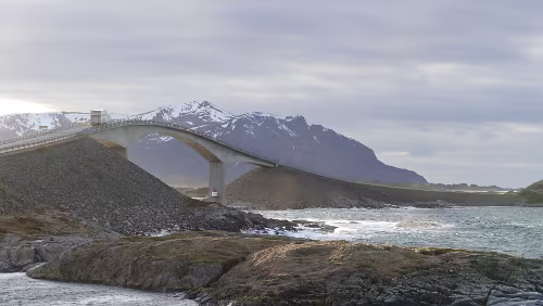 Trondheim – Kristiansund Die Storseisundetbrua, die mit 260 m längste Brücke des Atlanterhavsvegen