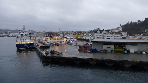 Bergen – Norheimsund Im Hafen von Florø
