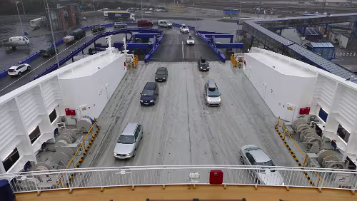 Norheimsund – Kristiansand – Hjørring Die letzten Fahrzeug fahren auf die Fähre