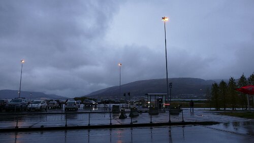 Anreise Vor der Ankunftshalle von Tromsø lufthavn, Langnes