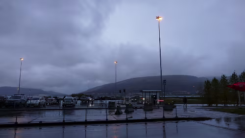Anreise Vor der Ankunftshalle von Tromsø lufthavn, Langnes