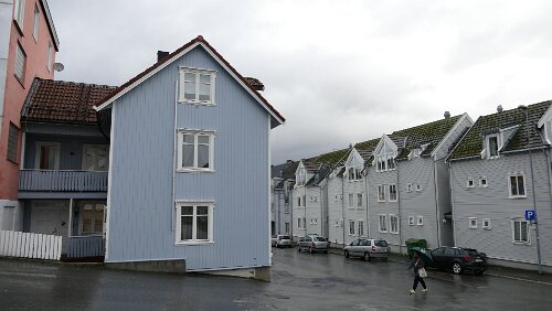 Tromsø Links das Haus mit der Ferienwohnung, oberes und mittleres Stockwerk. Ecke Peder Hanssens gate / Prestenggata