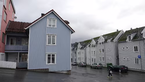 Tromsø Links das Haus mit der Ferienwohnung, oberes und mittleres Stockwerk. Ecke Peder Hanssens gate / Prestenggata