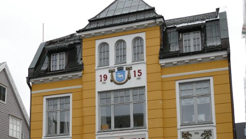 Tromsø Selskapet for Tromsø bys vel; Verdens Teatret; Innviet 4. Juli 1916; Arkitekt P.A. Amundsen D.E.; Murmester Th. Amundsen; Byggmester B. Albrigsten; Innvendige...