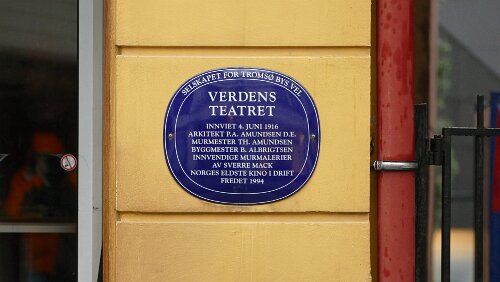 Tromsø Selskapet for Tromsø bys vel; Verdens Teatret; Innviet 4. Juli 1916; Arkitekt P.A. Amundsen D.E.; Murmester Th. Amundsen; Byggmester B. Albrigsten; Innvendige...