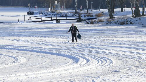 Karlstad – Östersund Der Eisangler gibt glaube ich ohne Erfolg wieder auf