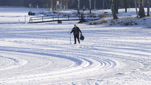 Karlstad – Östersund Der Eisangler gibt glaube ich ohne Erfolg wieder auf