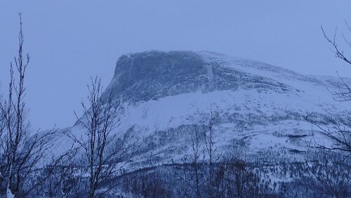 Engan – Tromsø Auf der Fahrt nach Tromsø. Gerade mal auf einer Höhe von gut 330m ü. d. M. und jede Menge Schnee, aber die Temperatur nahe Null.