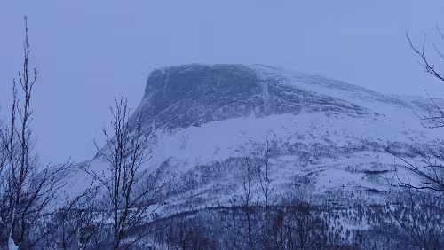 Engan – Tromsø Auf der Fahrt nach Tromsø. Gerade mal auf einer Höhe von gut 330m ü. d. M. und jede Menge Schnee, aber die Temperatur nahe Null.