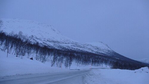 Engan – Tromsø Auf der Fahrt nach Tromsø. Gerade mal auf einer Höhe von gut 330m ü. d. M. und jede Menge Schnee, aber die Temperatur nahe Null.