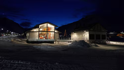 Tromsø – Longyearbyen Eines der „Feuerhäuser“, hier wird vermutlich das heiße Wasser, mit dem die Häuser geheizt werden, verteilt.