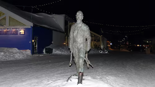 Tromsø – Longyearbyen Gruvearbeidermonumentet, mellom Lompensenteret og Svalbardbuttiken