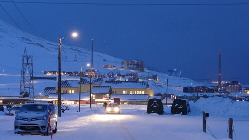 Longyearbyen Im Vordergrund ein Kindergarten, dahinter das Krankenhaus und im Hintergrund die Taubanesentralen