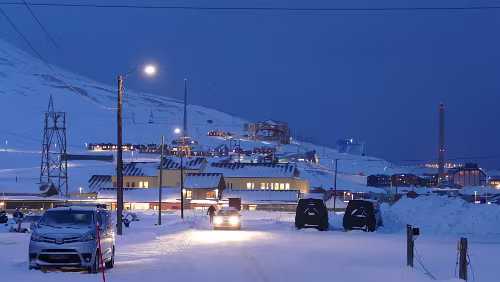 Longyearbyen Im Vordergrund ein Kindergarten, dahinter das Krankenhaus und im Hintergrund die Taubanesentralen
