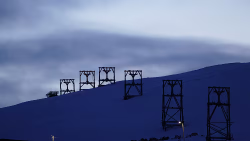 Longyearbyen Die nicht mehr benötigten Ständer der Kohlenförderanlage