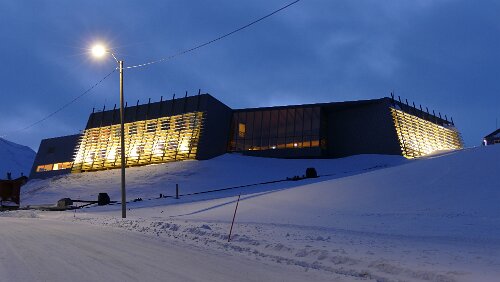 Longyearbyen Sysselmannens nybygg på Skjæringa i Longyearbyen. Sysselmannen på Svalbard er Norges regjerings øverste representant på øygruppen Svalbard, med samme myndighet...