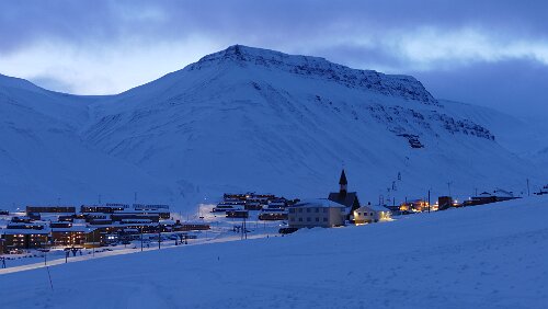 Longyearbyen Gruvefjellet ca. 500 m.o.h., Svaldbard kirke und die alte Grube 2b „Julenissegruva“
