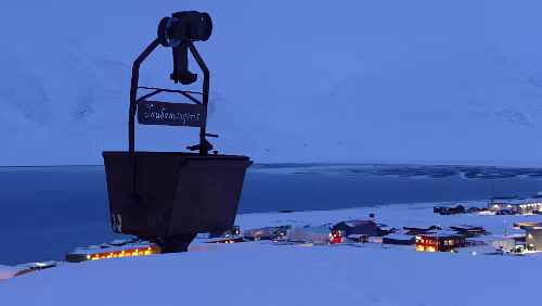 Longyearbyen Alte Lore an einem Privathaus in der Nähe der Taubanesentralen
