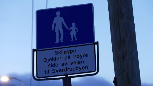 Longyearbyen Skiløpe. Gjelder på høre side av veien til Sverdrupbyen | Skiloipe. Gilt auf der rechte Seite des Weges bis Sverdrupbyen.