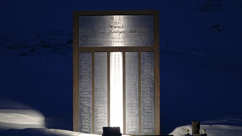 Longyearbyen Store Norske Spitsbergen Kulkompani | Til minne om menneske som har mistet livet under arbeid for selskapet 1916 - 2016. Zur Erinnerung an die Menschen die ihr...