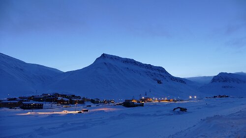 Longyearbyen Gruvefjellet ca. 500 m.o.h. und die alte Grube 2b „Julenissegruva“