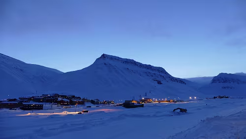 Longyearbyen Gruvefjellet ca. 500 m.o.h. und die alte Grube 2b „Julenissegruva“