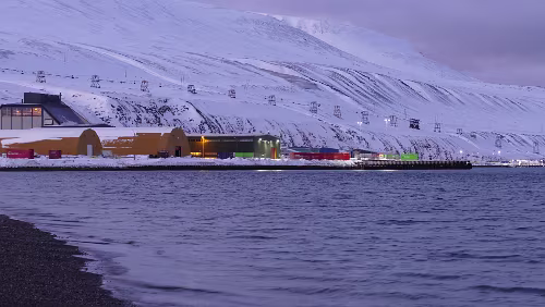Longyearbyen Am Berg die alte Seilbahn von der Taubanesentralen bis zum Hafen