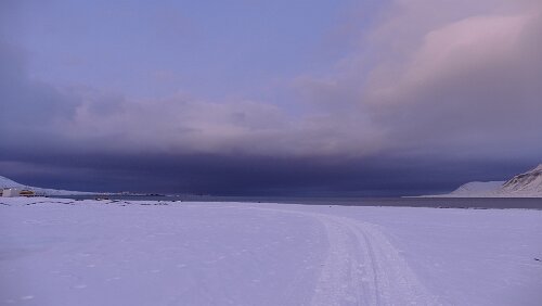 Longyearbyen In Richtung Westen ist es dunkel
