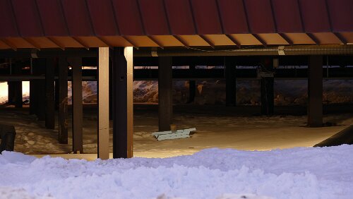 Longyearbyen Blick unter das Gebäude Universitetssenteret på Svalbard (UNIS). Alle Gebäude stehen auf solchen Stelzen, damit der Permafrost nicht beschädigt wird und damit...