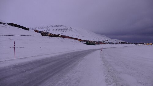 Longyearbyen Blick aus Richtung des Adventdalen auf Longyearbyen