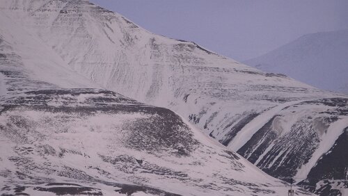 Longyearbyen – Tromsø Temperaturen über dem Gefrierpunkt und Regen haben den Schnee dahin gerafft