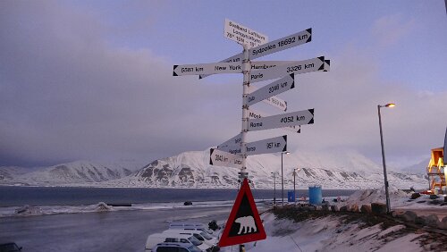 Longyearbyen – Tromsø Svalbard Lufthavn Longyearbyen | 78° 15'N - 15° 30'E