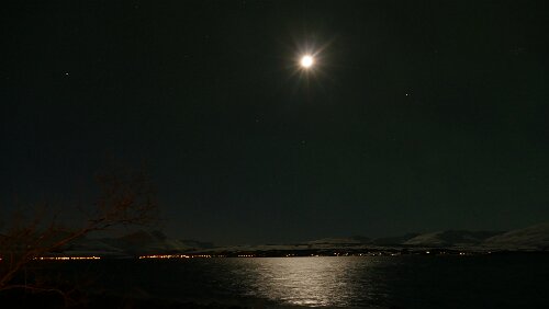 Longyearbyen – Tromsø Der Mond steht über dem Grindøysundet
