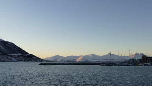 Tromsø – Svolvær Blick nach Süd-Osten am Polaria in Tromsø