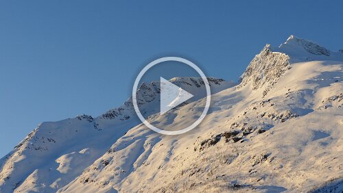 Tromsø – Svolvær Stahlblauer Himmel bei Eiseskälte auf der Fahrt von Tromsø nach Svolvær