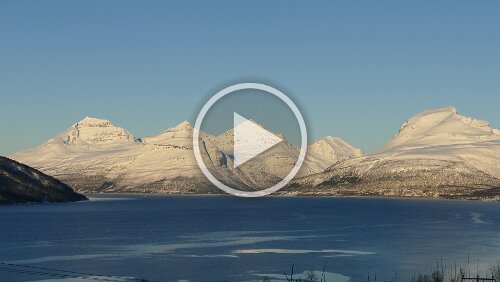 Tromsø – Svolvær Stahlblauer Himmel bei Eiseskälte auf der Fahrt von Tromsø nach Svolvær