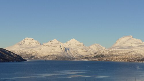 Tromsø – Svolvær Balsfjorden (nordsamisk: Báhccavuotna) er en fjord i Tromsø og Balsfjord kommune i Troms. Fjorden strekker seg 49 kilometer sørover fra fjordmunningen til...