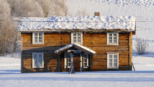 Tromsø – Svolvær Auf der E6 vor Fosseng. Bardu Bygdetun består av gamle bygninger, de fleste fra 1860-årene, samt en stor gjenstandssamling.