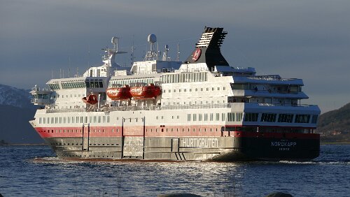 Nesna – Trondheim Ich stehe am Hurtigruten-Kai in Nesna und das Schiff hat schon wieder abgelegt