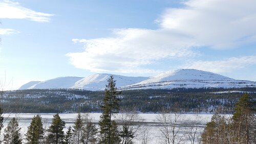 Nesna – Trondheim Auf der E6 am Øvre Svenningvatn