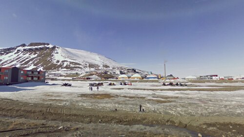 06 - Do 02.02.2017 Tromsø - Longyearbyen 'Mary-Ann's Polarrigg' Mary-Ann's Polarrigg – Longyearbyen, 9171 Longyearbyen, Norge – ☎ +47 79023702 – GPS-koordinater: N 078° 13.336, E 15° 37.948