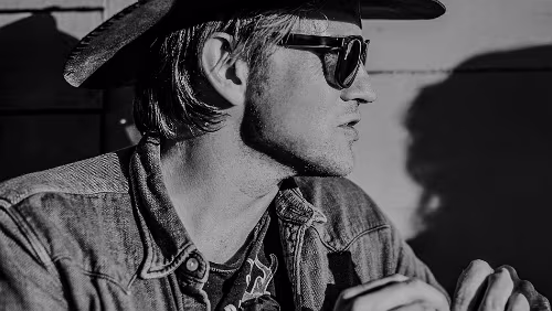 PolarJazz 2019 Greni De fleste kjenner vel Øystein best som frontfigur og gitarist i Bigbang, men nå går Øystein Greni solo under artistnavnet Greni. Det siste året har han...