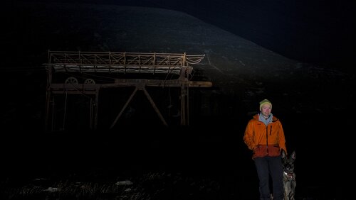 Svalbard LAVINEHUND: Martin Johansen var på fastlandet med byens eneste lavinehund rett før jul i 2015. På bildet er han fotografert med sin yngste hund, en schæfer. -...