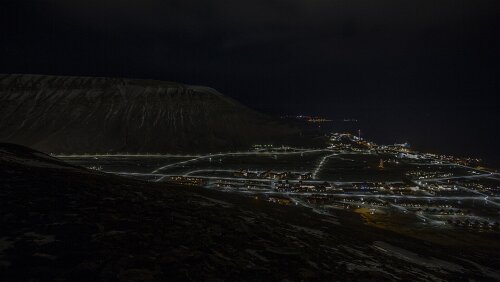Svalbard MØRKETID: Vinteren på Svalbard er preget av en mørketid som er helt svart. - Foto: Kjersti Strømmen / NRK