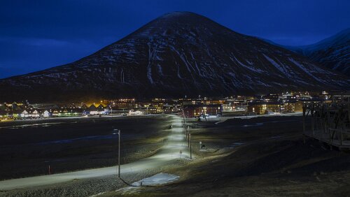Svalbard SUKKERTOPPEN: I hjertet av Longyearbyen ligger det mektige fjellet. - Foto: Kjersti Strømmen / NRK