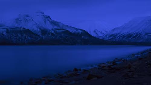 Svalbard UTSIKT: Hiortfjellet ligger over fjorden fra Longyearbyen og kan kun skimtes i mørketida. - Foto: Kjersti Strømmen / NRK